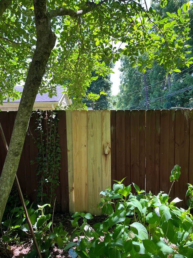 Chafin Fence crew repairing a fence in Lexington KY